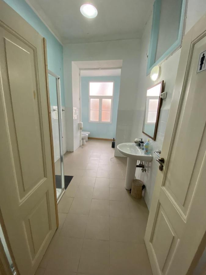 Relax Chiado 3 - Cute Little Double Room With Shared Bathroom Лиссабон Экстерьер фото